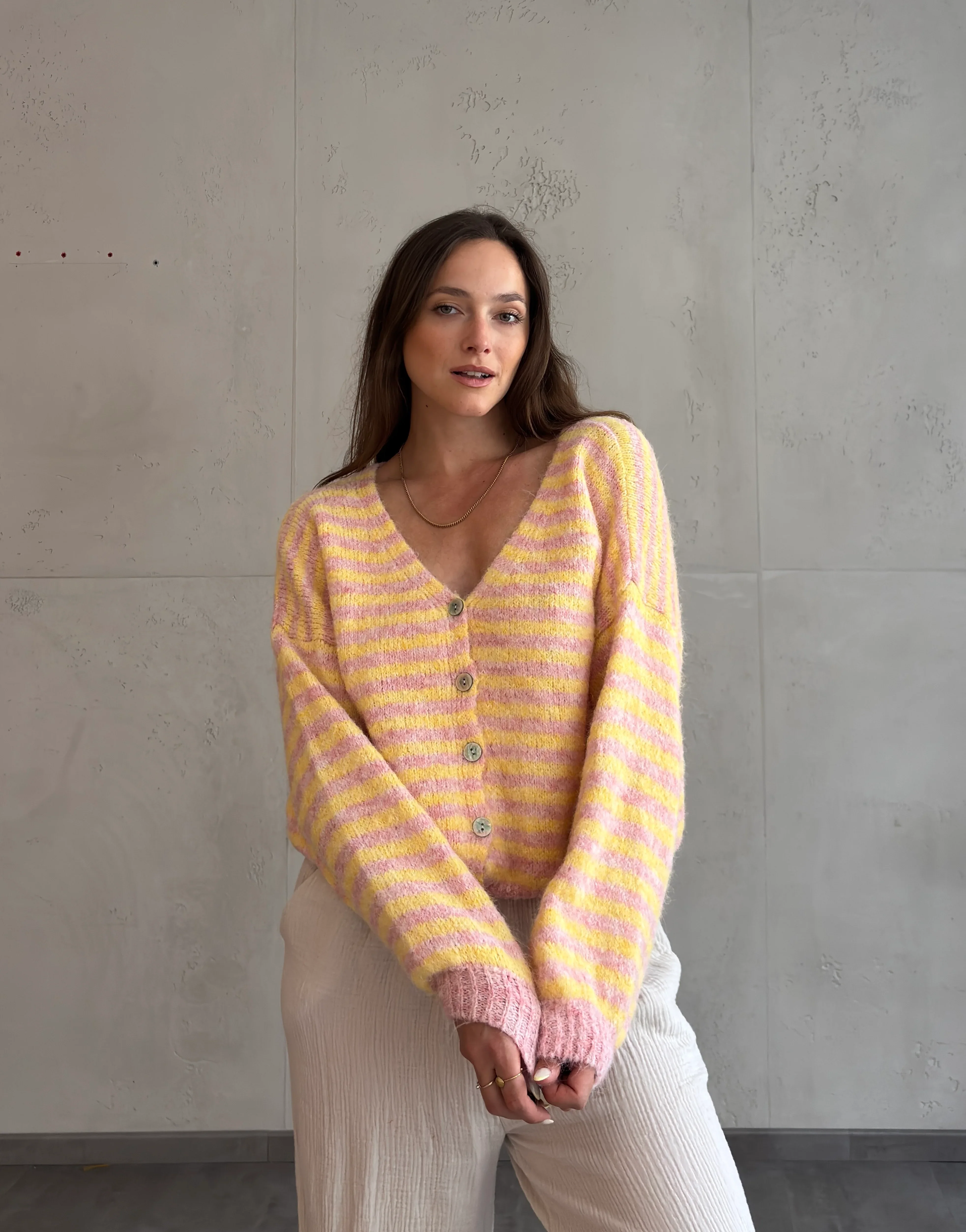 Gestreifte Strickjacke mit V-Ausschnitt