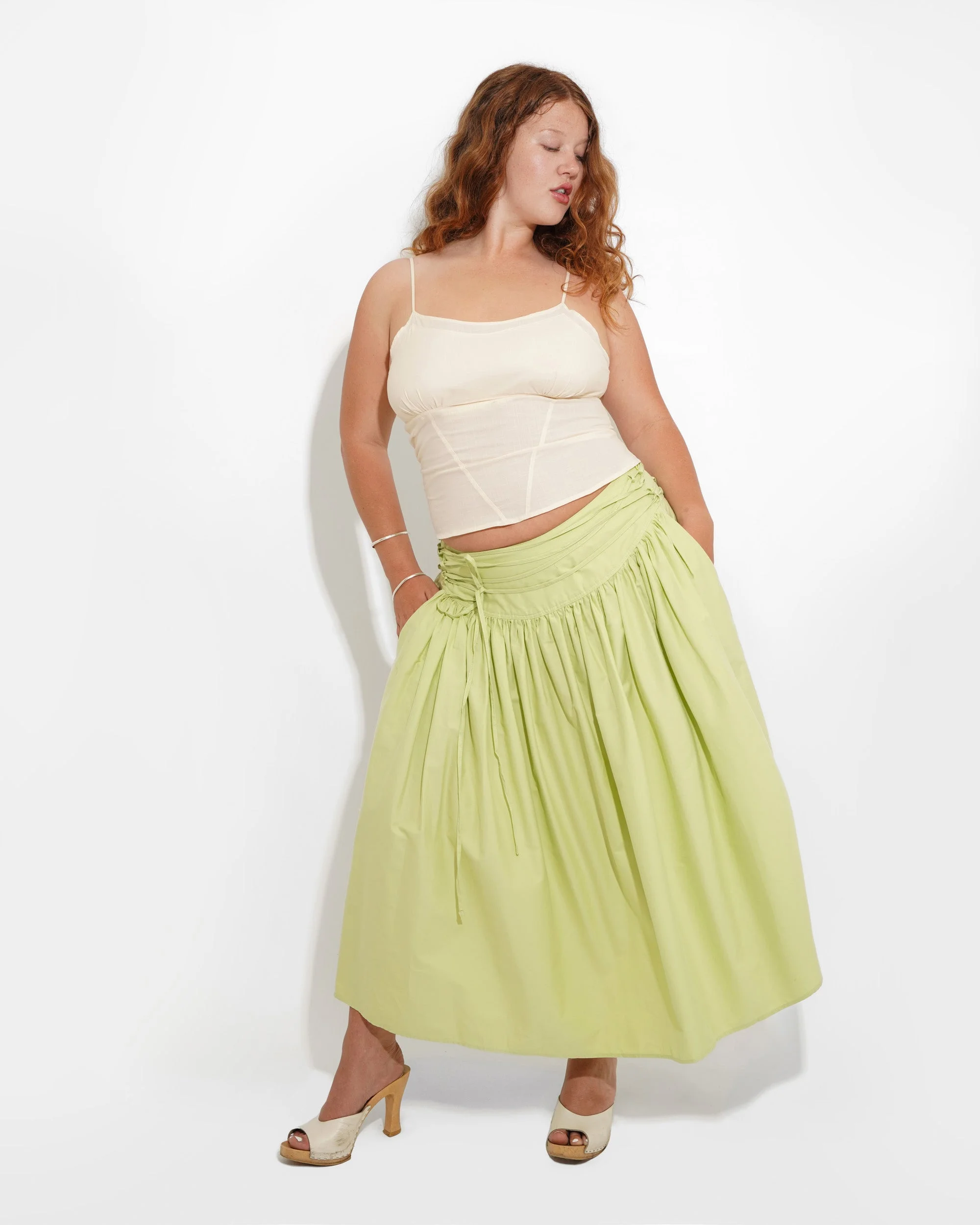 TWISTING VINES SKIRT IN HONEYDEW