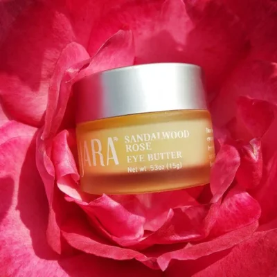 Beurre pour les yeux defiant d'âge à la rose santal