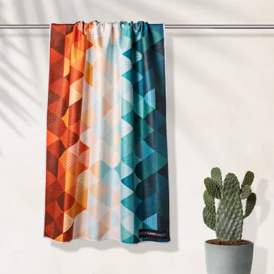Kaleidoscope Orange - Schnelltrocknendes Reise- und Strandtuch mit Geheimfach