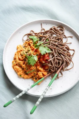 Zoete aardappel curry sobanoedels