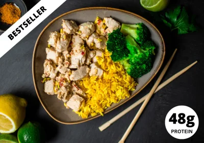 Kokos-chilli-citroengrassaus met kipfilet, broccoli en rijst