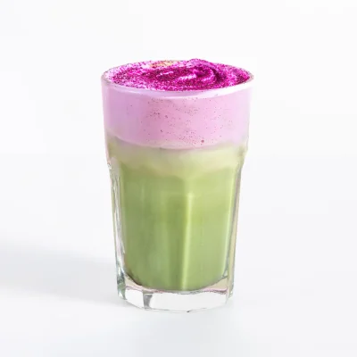 Matcha latté glacé avec mousse fruit du dragon