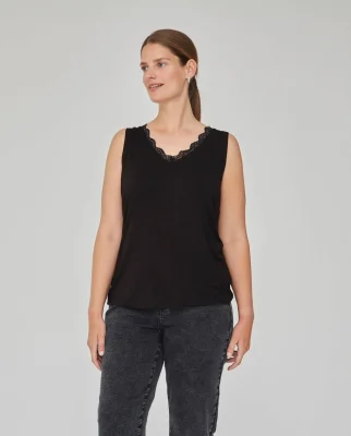 Camiseta Lencera Con Encaje En Escote  Negro