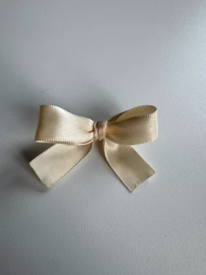Échantillon - Mini boucle sur pince crocro crème